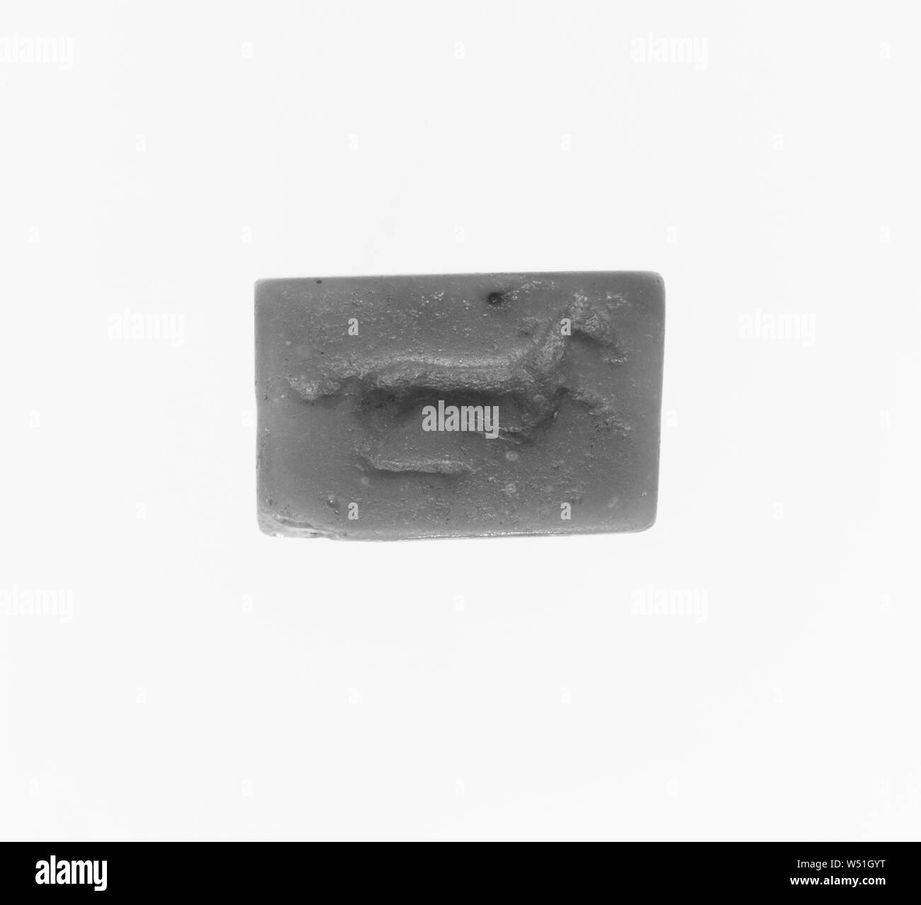 Incisi Tabloid, sconosciuto, Siria (?), IV secolo A.C., blu opaco il vetro, 1,7 × 1,1 × 0,7 cm (11/16 × 7/16 x 5/16 in Foto Stock