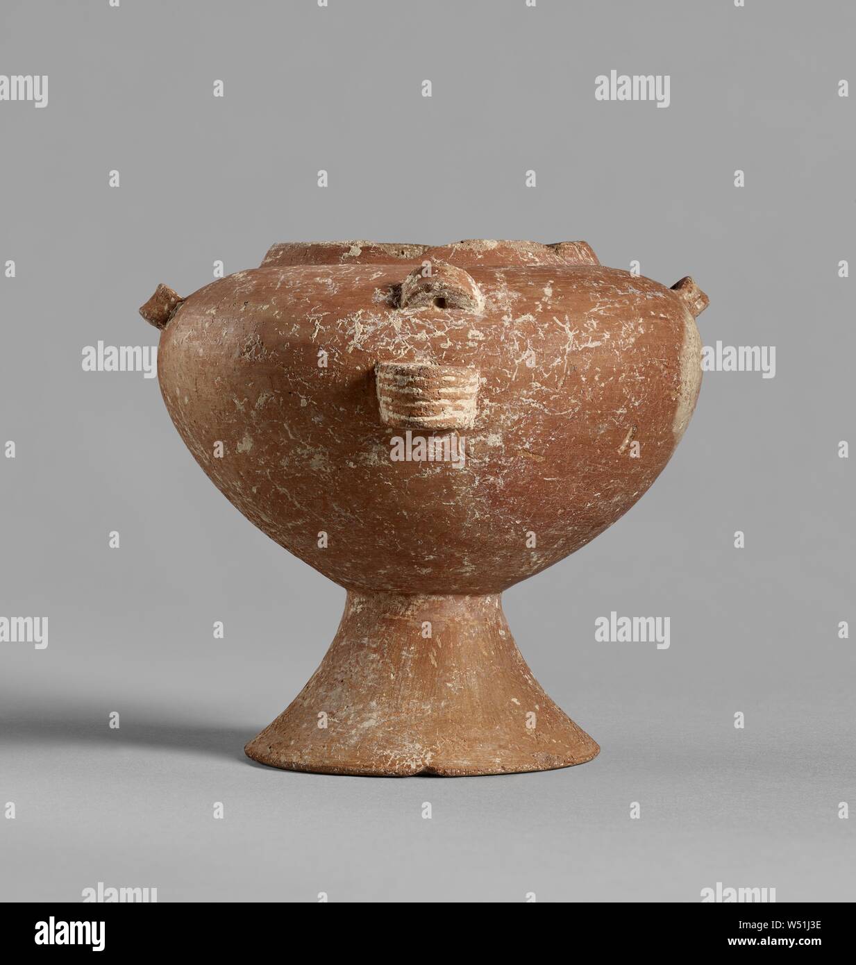 Scatola di forma sferica con un piedino, sconosciuto, Cicladi Grecia, 2700 - 2200 a.C., terracotta, 12,7 × 15,2 × 12,7 cm (5 × 6 × 5 in Foto Stock