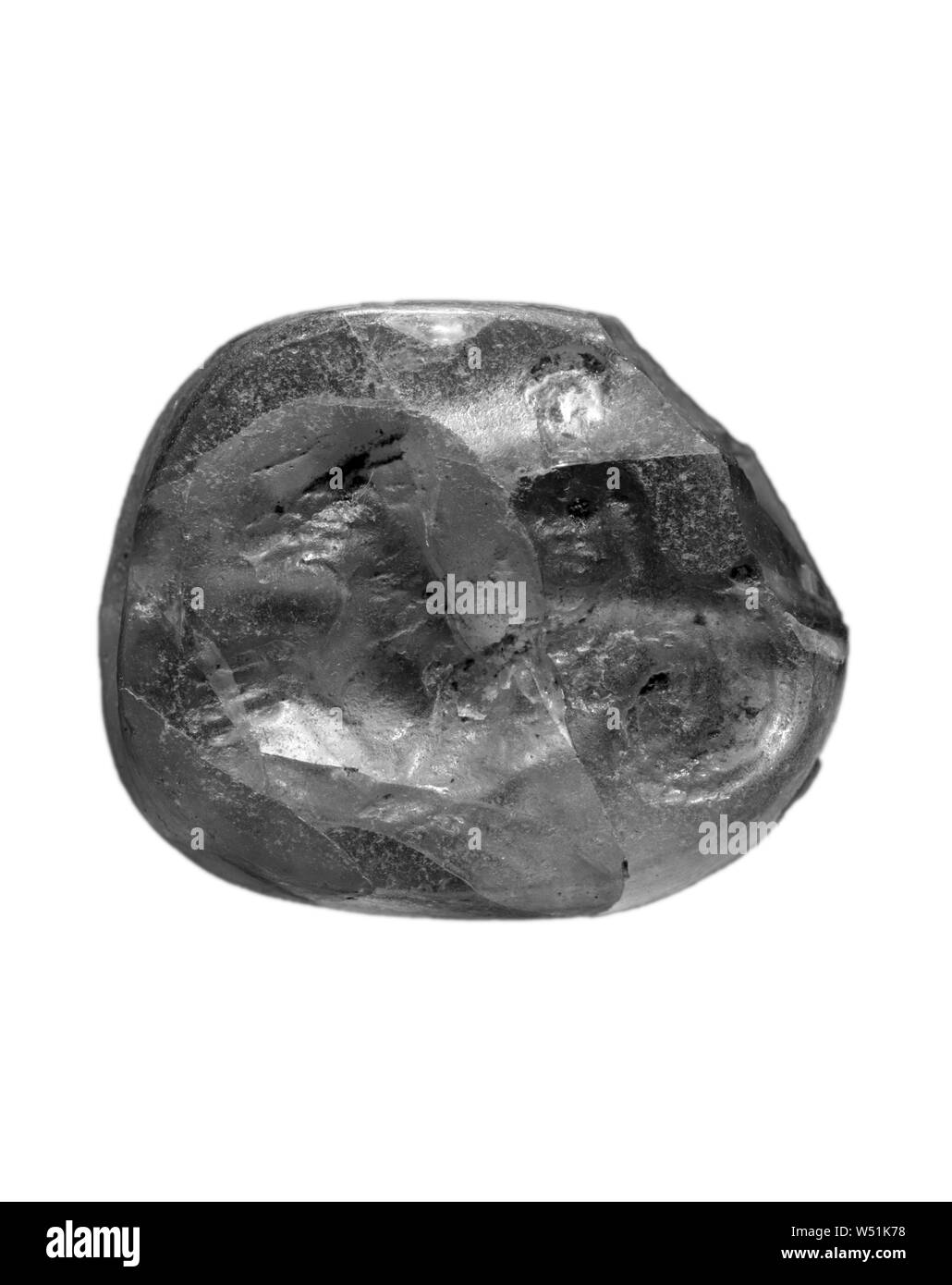 Incisi Scaraboid, sconosciuto, Grecia, inizi del IV secolo A.C., giallo pallido, quasi incolore e vetro, 2,4 × 2 × 0,9 cm (15/16 × 13/16 × 3/8 in Foto Stock