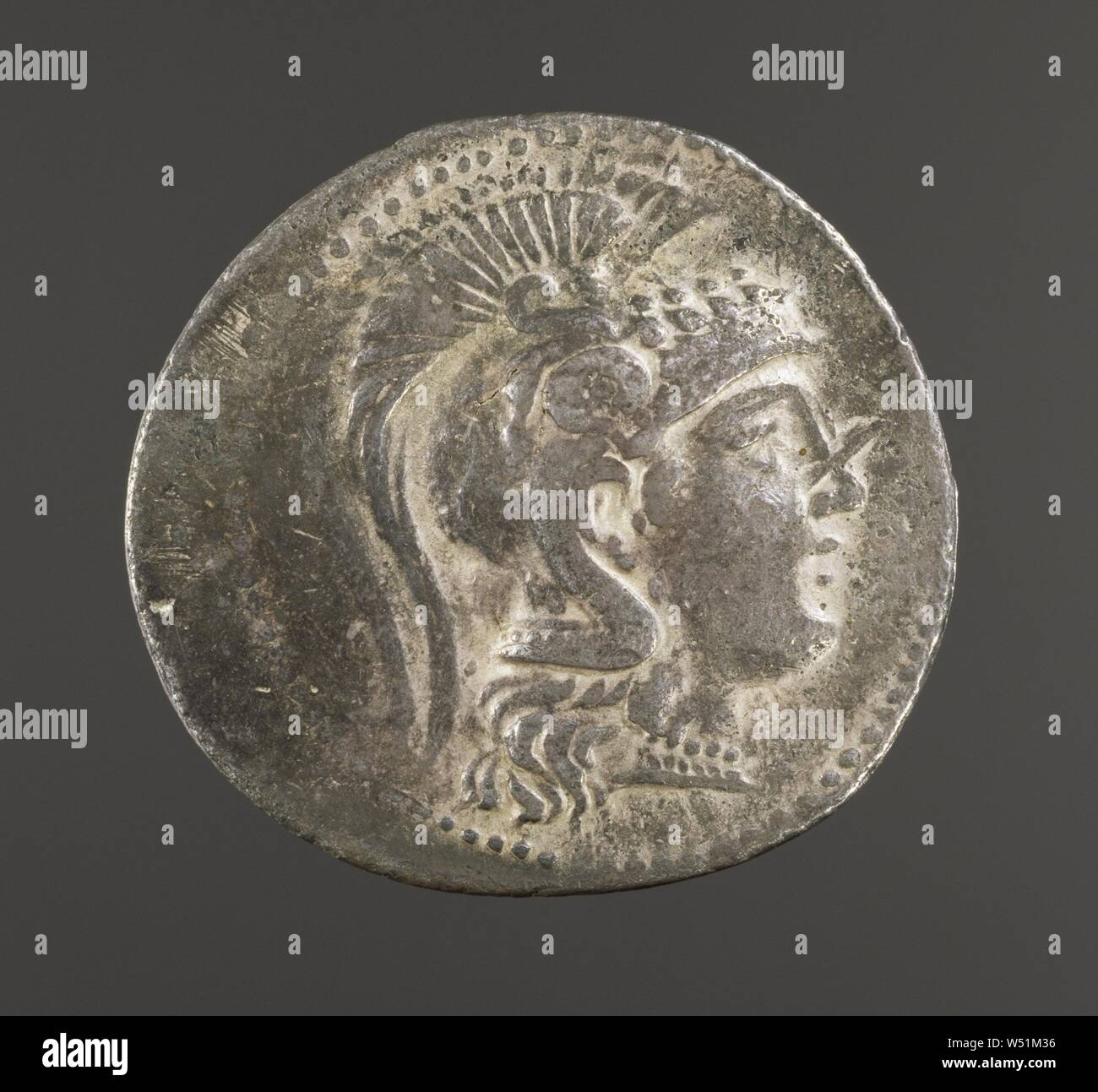 Il gufo su uno Storage Jar, sconosciuto, Atene, Grecia, 182 - 181 A.C., argento, 4.4 cm (1 3/4 Foto Stock
