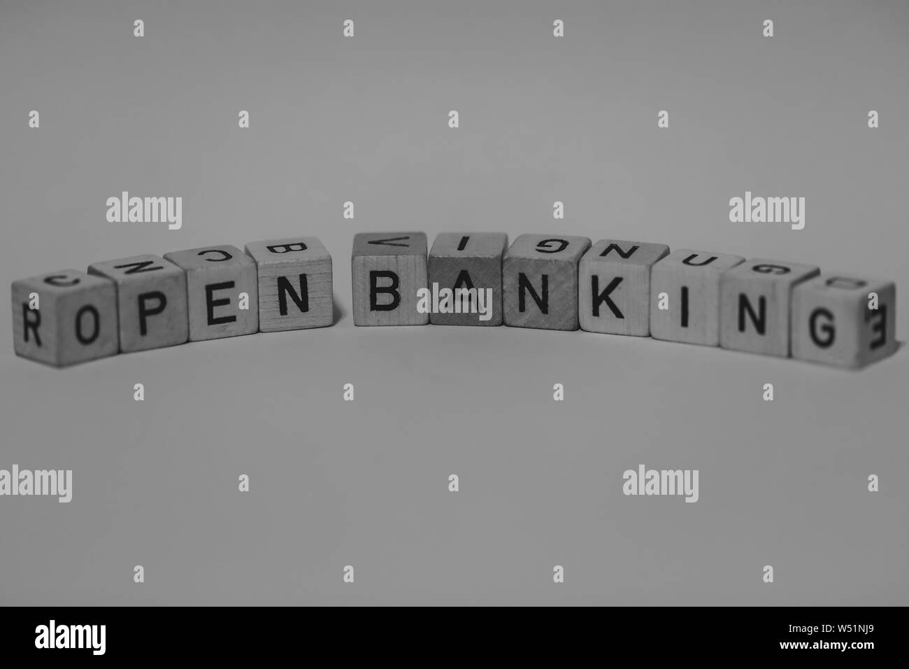 Macro shot di cubi di legno su una tabella che mostra parole aprire Banking, Business Foto Stock