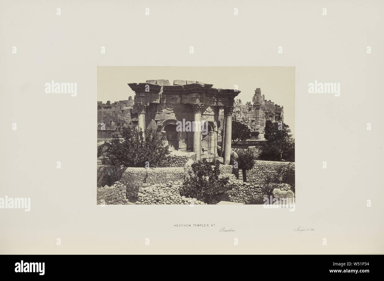 Templi pagani a Baalbec, Francis Frith (inglese, 1822 - 1898), Baalbek, Libano, Gennaio - Maggio 1858, albume silver stampa, 15,8 × 22,5 cm (6 1/4 x 8 7/8 in Foto Stock