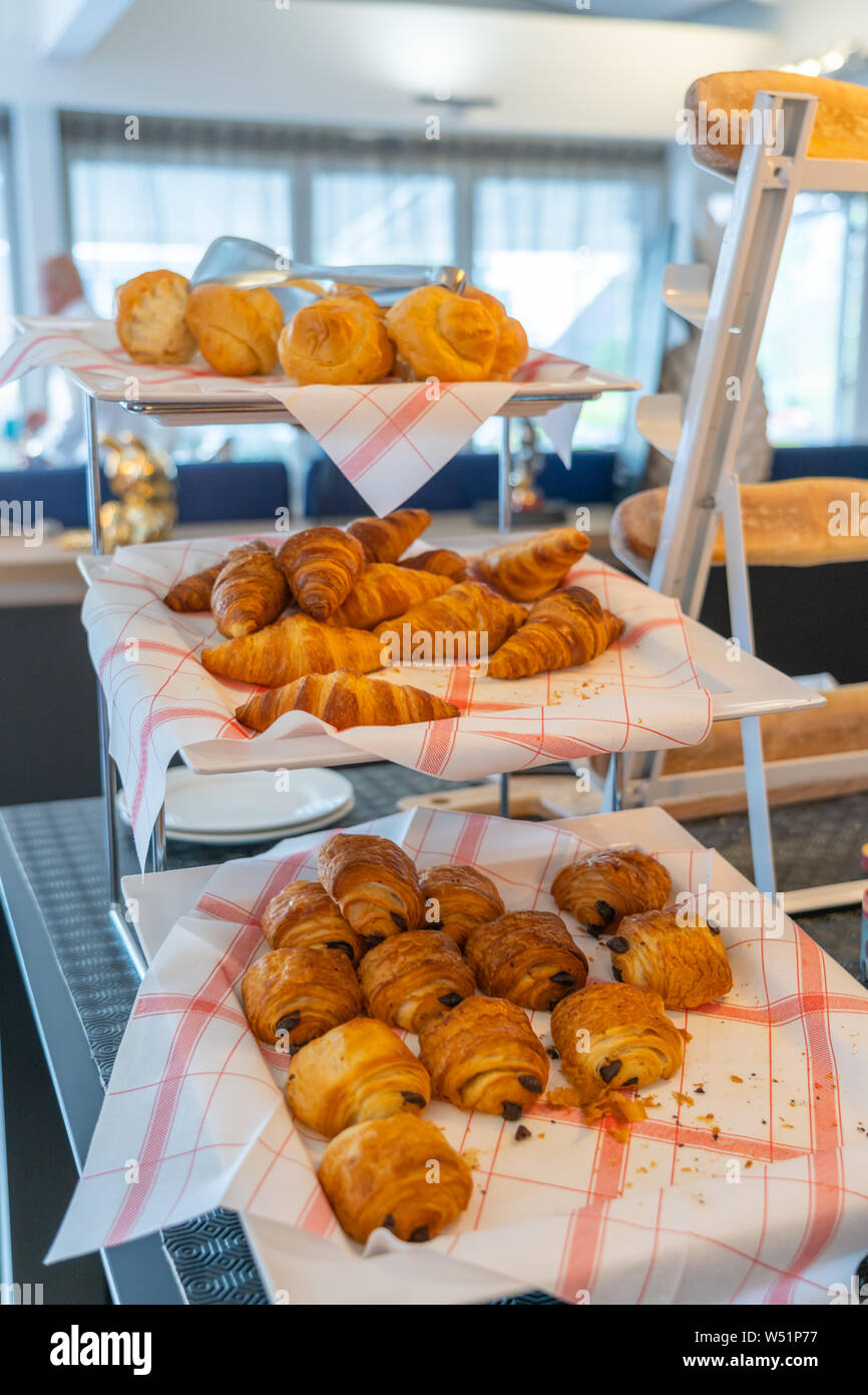 Gustosi piatti tradizionali pasticceria europea sulla mensola decorata a forno Foto Stock
