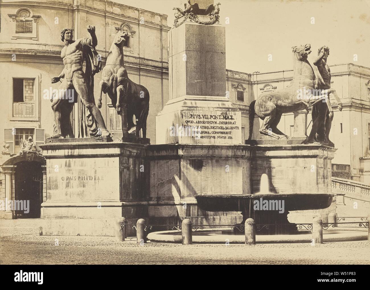 Fontana di Monte Cavallo in Piazza del Quirinale, Sconosciuto maker, Italiano, Roma, Italia, circa 1860 - 1870, albume silver stampa, 33,3 × 46,2 cm (13 1/8 × 18 3/16 in Foto Stock