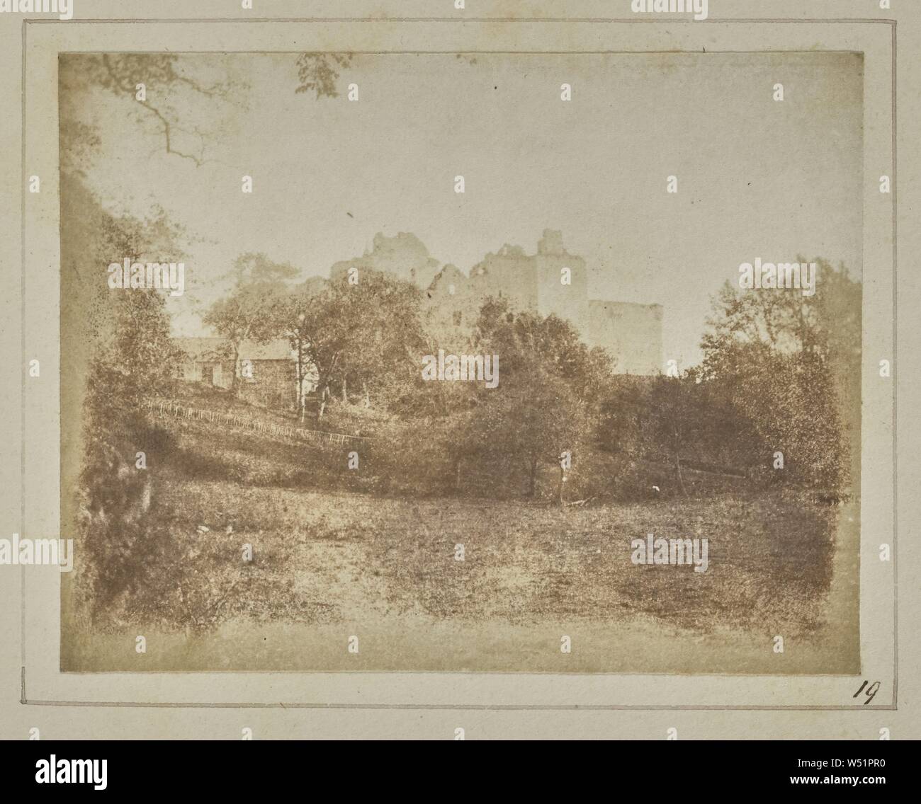 La stessa vista dall'altro lato il castello di Doune, William Henry Fox Talbot (inglese, 1800 - 1877), ottobre 1844, salata stampa carta, 8,5 × 10,9 cm (3 3/8 × 4 5/16 in Foto Stock