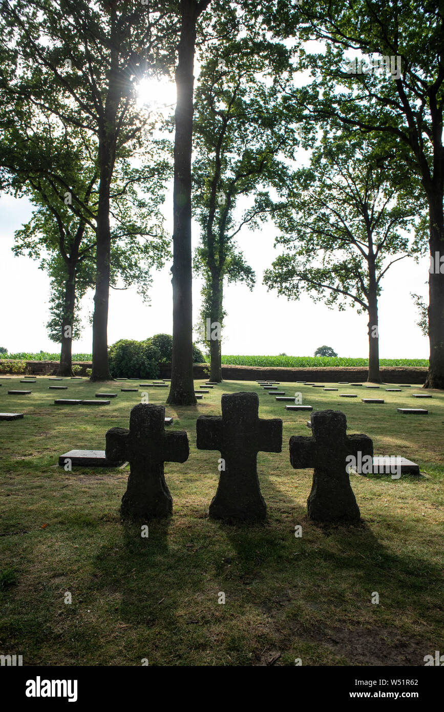 België. Langemark (bij Ieper). Duitse Militaire Begraafplaats. Foto: Gerrit de Heus. Il Belgio. Langemark. Cimitero di guerra tedesco. Foto: Gerrit de Heus Foto Stock