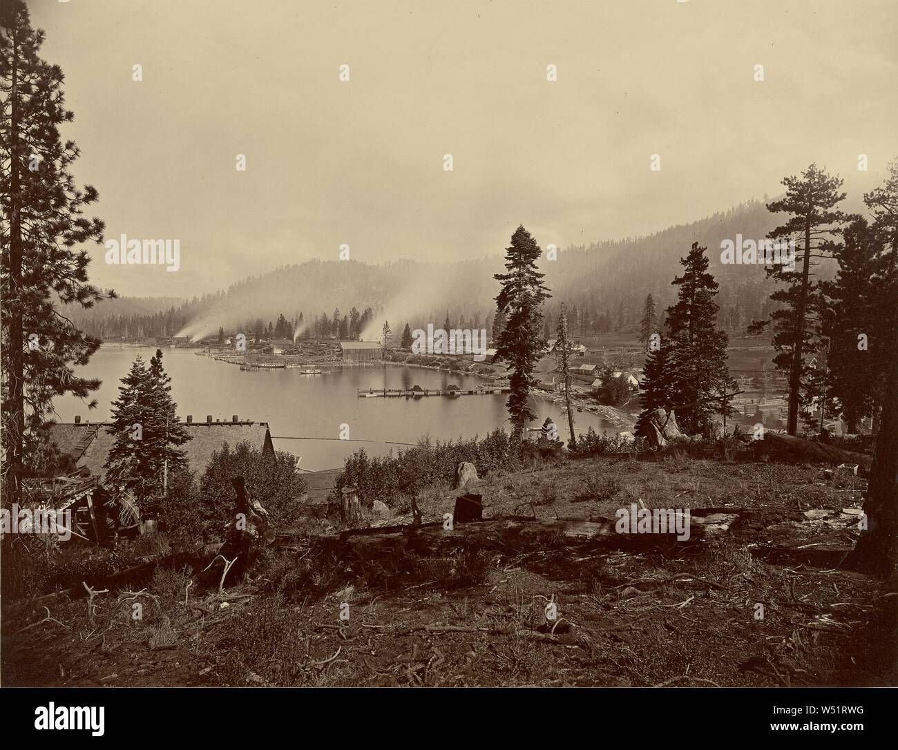 Vista del sic Gleenbrook Bay, il lago Tahoe, mostrando Segherie frangiflutti e vaporizzatori di Carson e Tahoe legname e Flume Co., anche il lago di Terminus di Lake Tahoe, N.G.R.R., Carleton Watkins (American, 1829 - 1916), Lake Tahoe, Nevada, Stati Uniti, 1868 - 1873, albume silver stampa, 40,2 x 52,4 cm (15 13/16 x 20 5/8 in Foto Stock