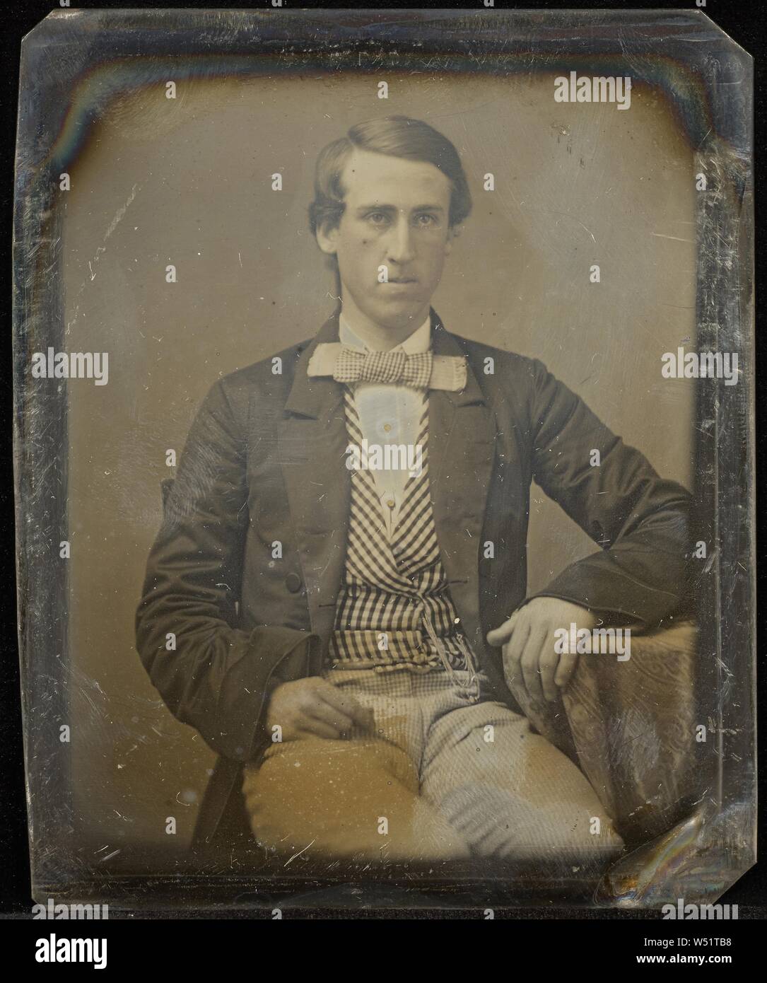 Ritratto di un uomo seduto con grande Bow Tie, Jacob Byerly (American, 1807 - 1883), circa 1852-1855, Daguerreotype, colorate a mano, 8,1 × 6,8 cm (3 3/16 × 2 11/16 in Foto Stock