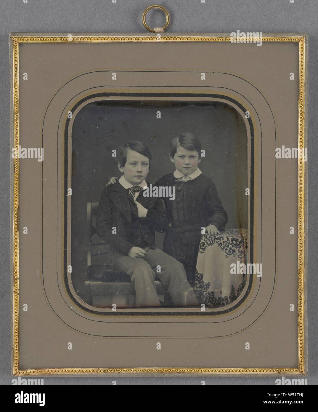 Ritratto di due ragazzi, F.A. Schwendlen (attivo a Dresda, Germania circa 1840 - circa 1855), 1850s, Daguerreotype, colorate a mano Foto Stock