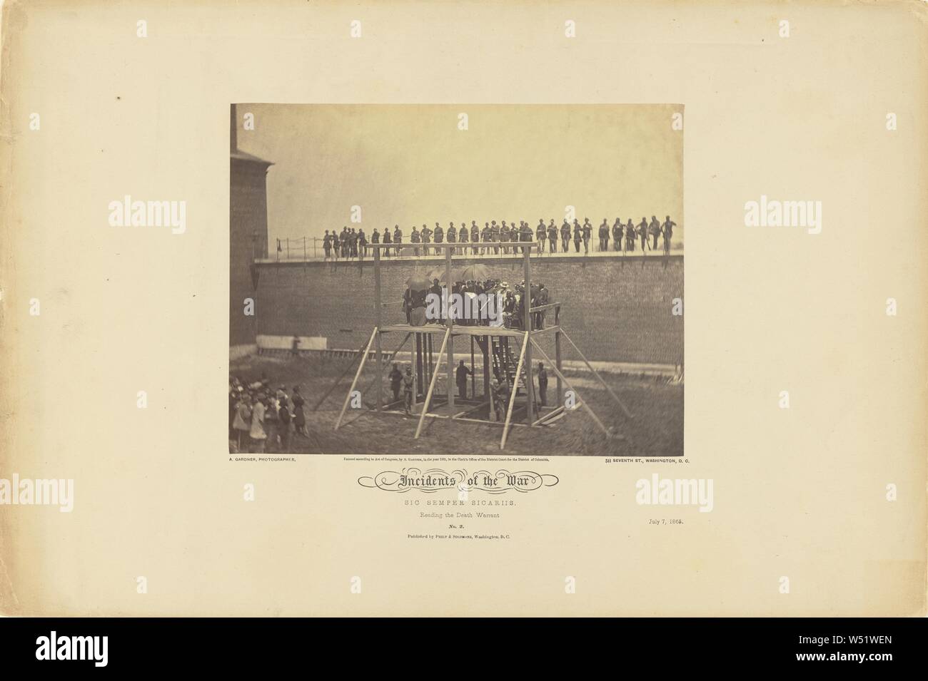 Sic Semper Sicariis/ la lettura della condanna a morte di n. 2., Alexander Gardner (American, nata in Scozia, 1821 - 1882), 7 luglio 1865, albume silver stampa, 17,5 × 22,5 cm (6 7/8 x 8 7/8 in Foto Stock