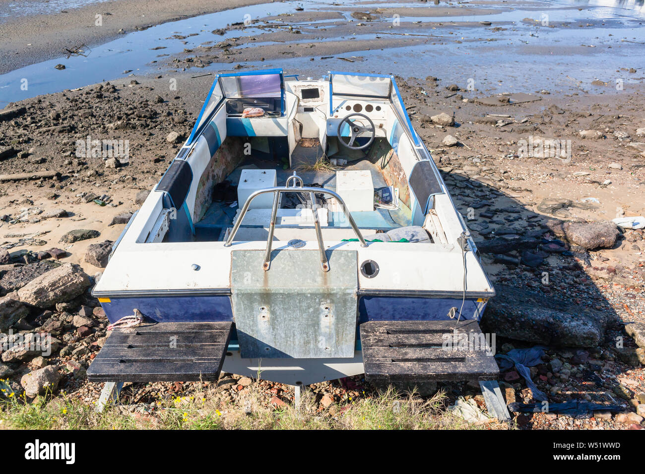Abbandonato piccola ski barche da pesca sul porto roccioso litorale di sabbia danneggiati distrutti nave. Foto Stock