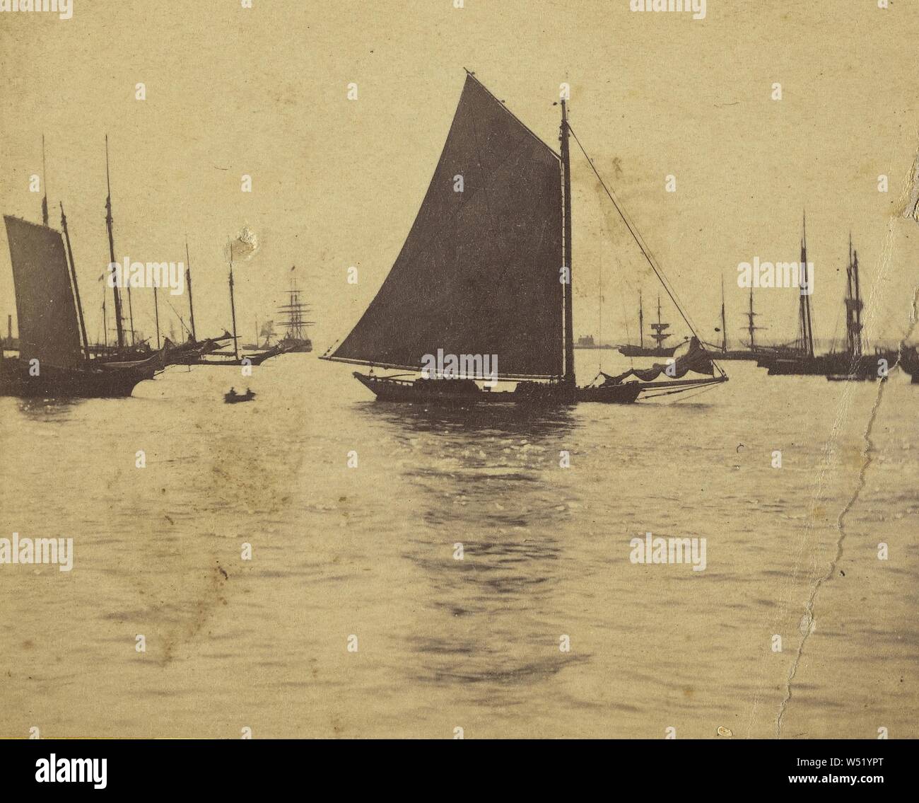 Flotta di navi. - New York Bay scena., Edward e Henry T. Anthony & Co. (Americani, 1862 - 1902), circa 1864-1868, albume silver stampa Foto Stock