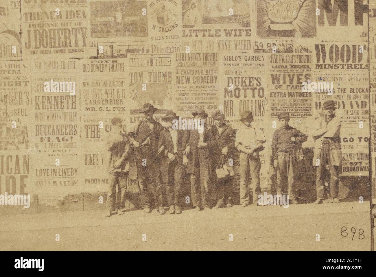 La Brigata de scarpa nero, City Hall Park., Edward e Henry T. Anthony & Co. (Americani, 1862 - 1902), circa 1869-1880, albume silver stampa Foto Stock