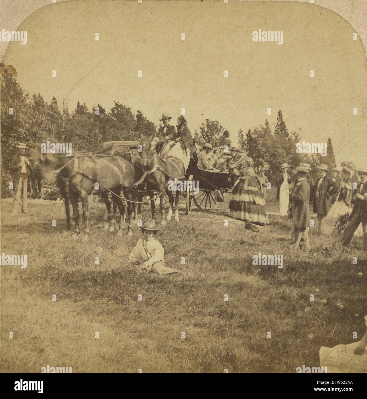 Gruppo di persone in una scena pastorale, una donna seduta sul terreno, gli altri in piedi, diverse coppie di carri trainati da cavalli, Deloss Barnum (American, 1825 - 1873), circa 1860, albume silver stampa Foto Stock