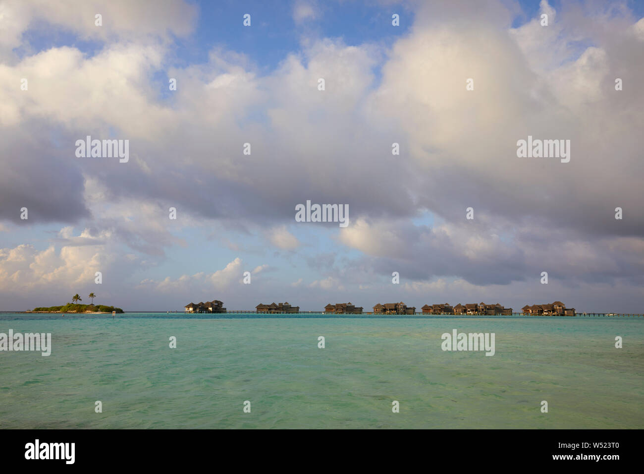 Gili Lankanfushi Maldive Resort visto da di Paradise Island (Lankanfinolhu), Maldive Foto Stock
