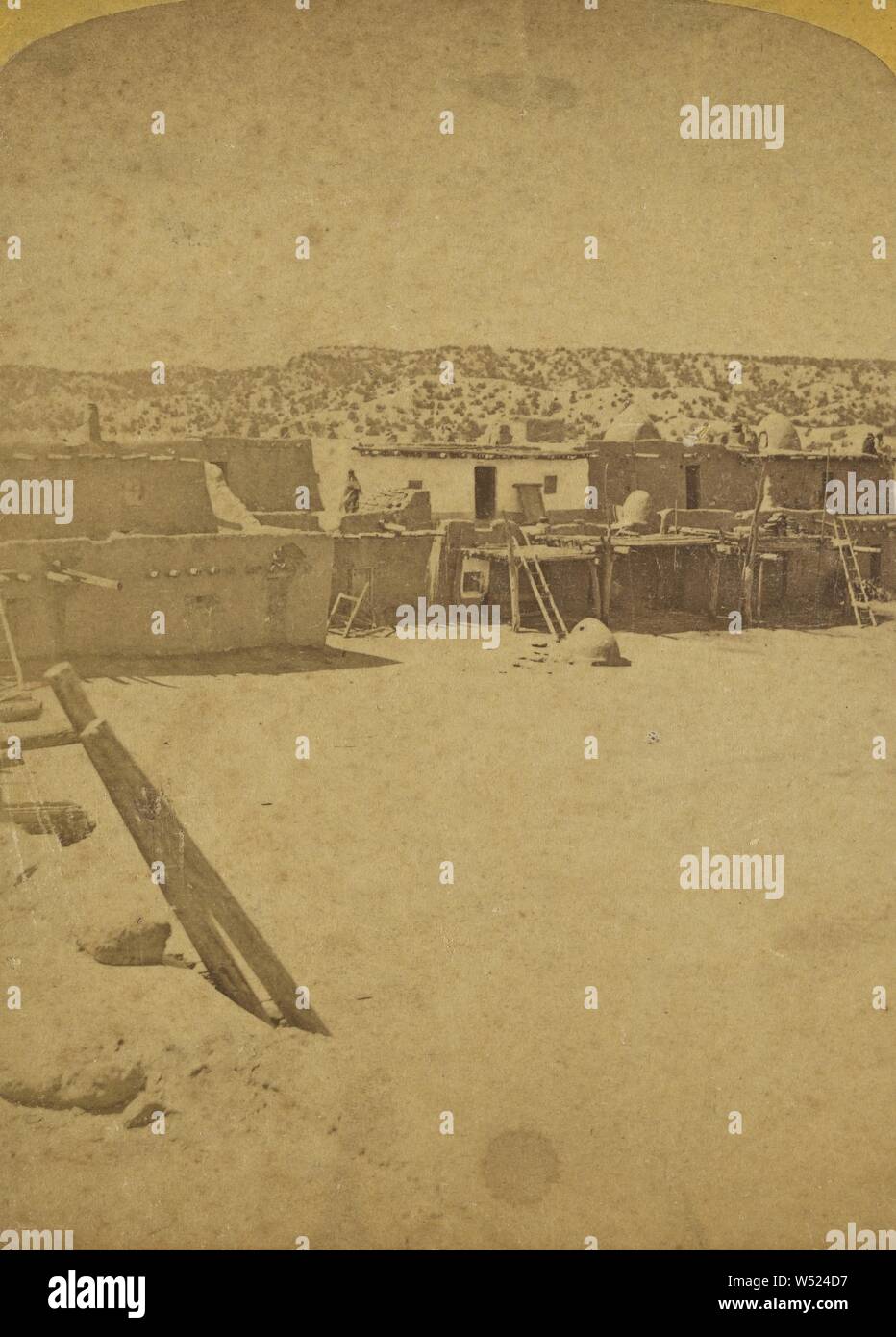 Il lato sud della piazza. Pueblo Tesuque serie. Cerca n.w. al di là di colline di sabbia scarsamente coperte con cedri & pinons..., George C. Bennett (American, 1846 - 1915), circa 1885, albume silver stampa Foto Stock