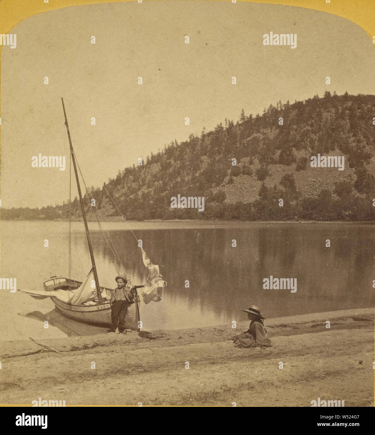 Verso il lago dalla spiaggia sabbiosa. Devil's Lake, nel Wisconsin, Henry Hamilton Bennett (American, nato in Canada, 1843 - 1908), circa 1870-1880, albume silver stampa Foto Stock