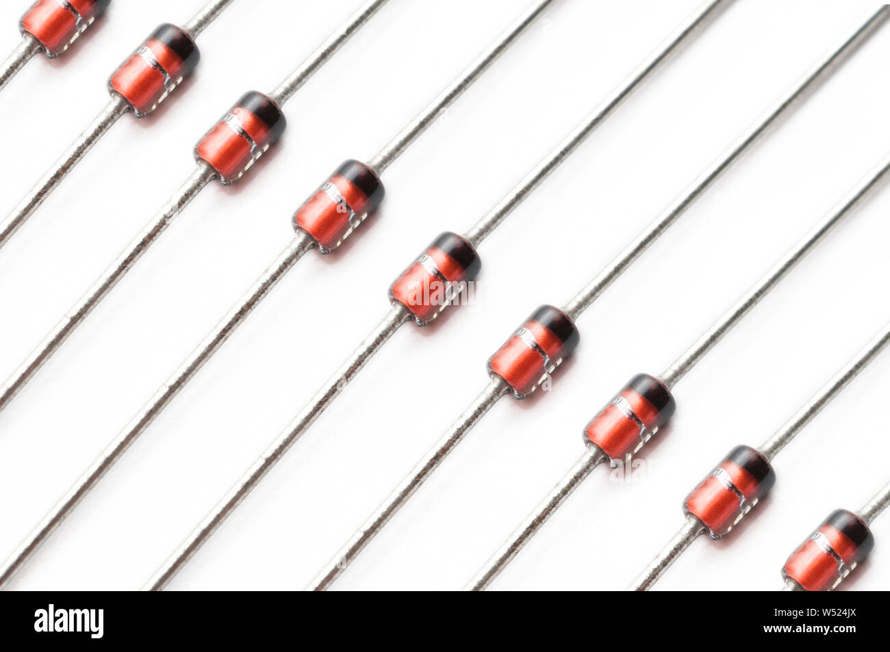 Set di diodo zener del componente elettronico close up shot su sfondo bianco Foto Stock