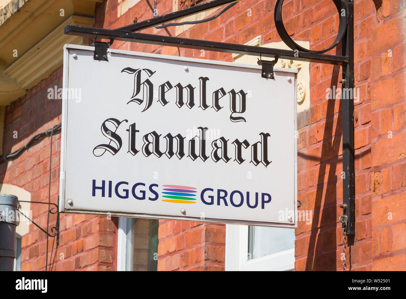 Un segno al di fuori degli uffici della Henley Standard in Henley-on-Thames, un settimanale indipendente giornale locale. Foto Stock