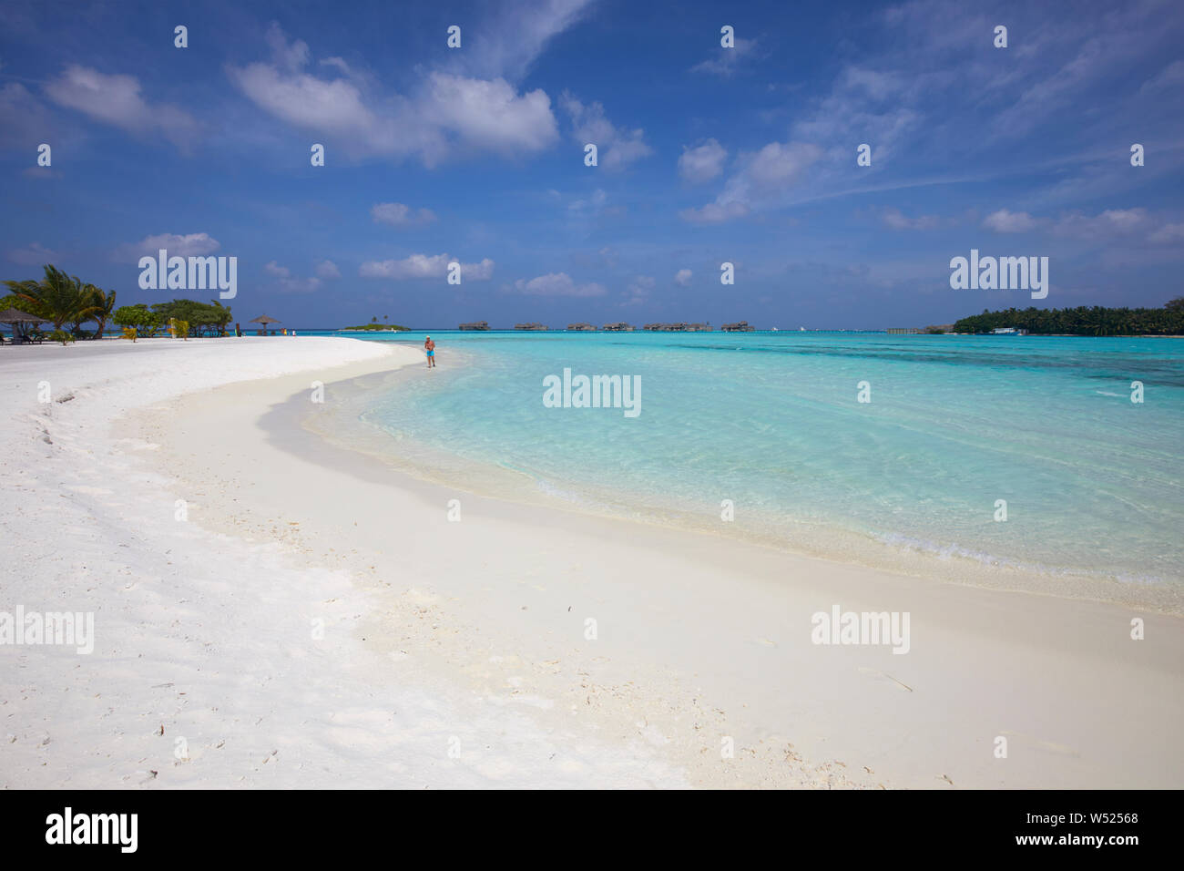 La spiaggia di sabbia bianca di Paradise Island (Lankanfinolhu), Maldive Foto Stock