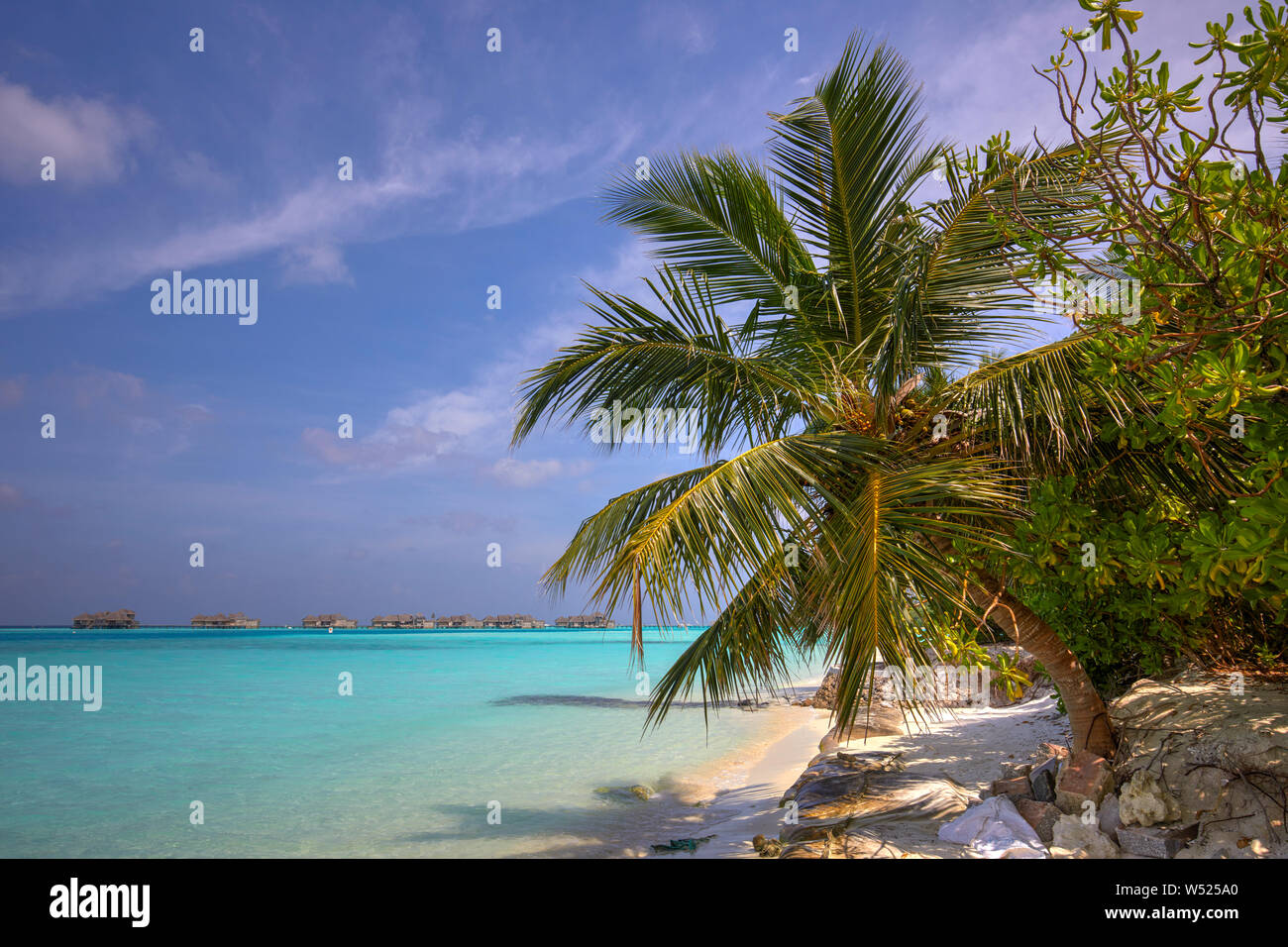 Gili Lankanfushi Maldive resort visto dalla spiaggia di Paradise Island (Lankanfinolhu), Maldive Foto Stock