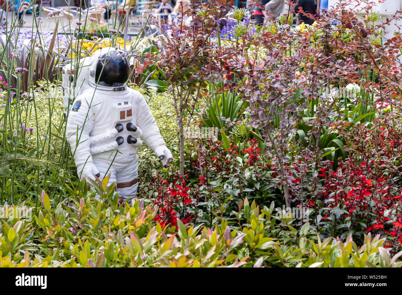 Paesaggi alieni con astronauti americani lo sbarco sulla Luna tema comunità giardino nel centro della città nel nord-ovest dell'Inghilterra. Foto Stock