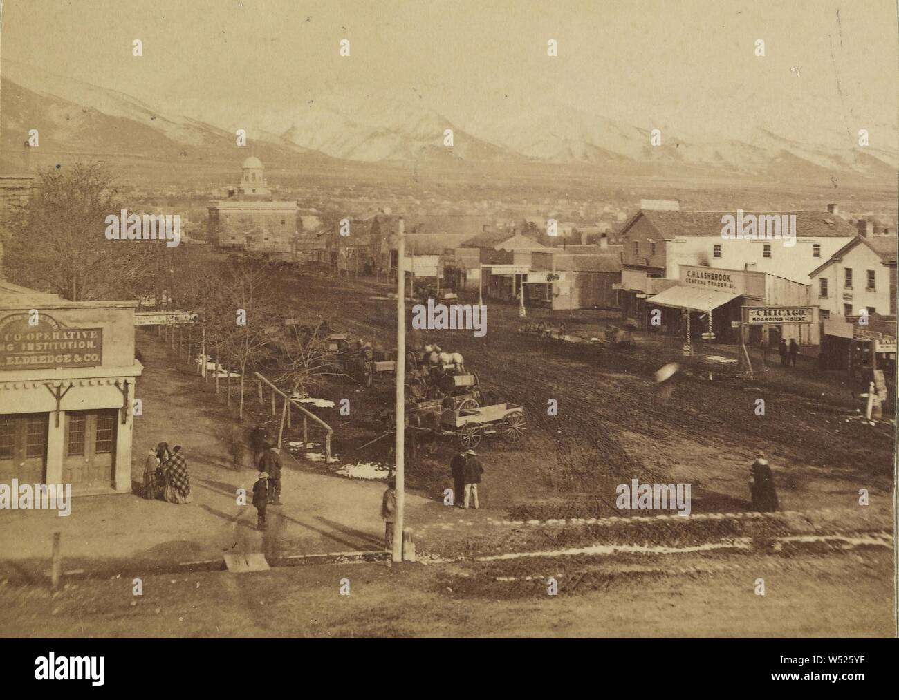 Wasatch Range e la città, a sud-est dalla strada principale. Utah, Charles William Carter (American, 1832 - 1918), circa 1863-1888, albume silver stampa Foto Stock