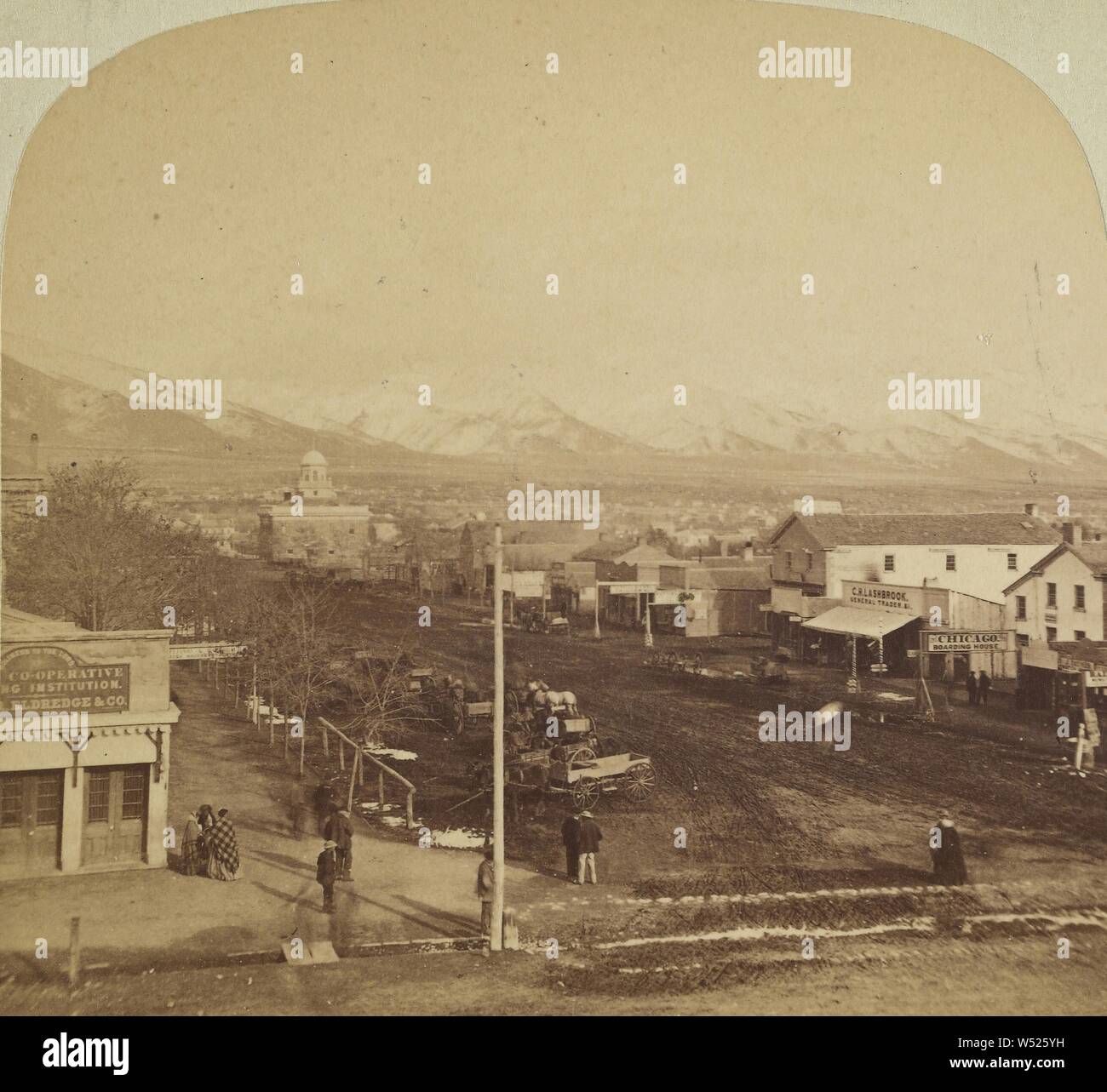 Wasatch Range e la città, a sud-est dalla strada principale. Utah, Charles William Carter (American, 1832 - 1918), circa 1863-1888, albume silver stampa Foto Stock