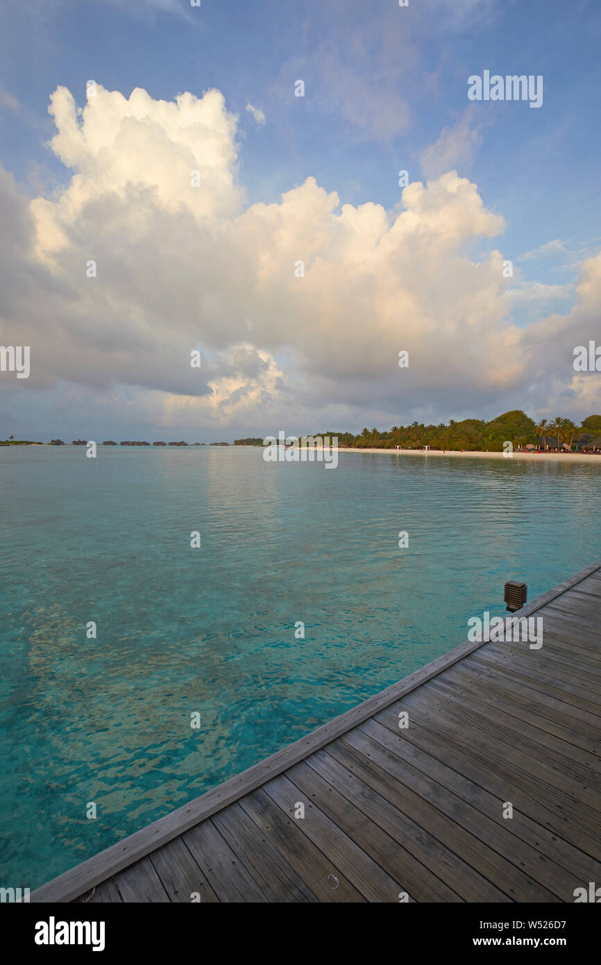 Il Footbridge di Paradise Island (Lankanfinolhu), Maldive Foto Stock
