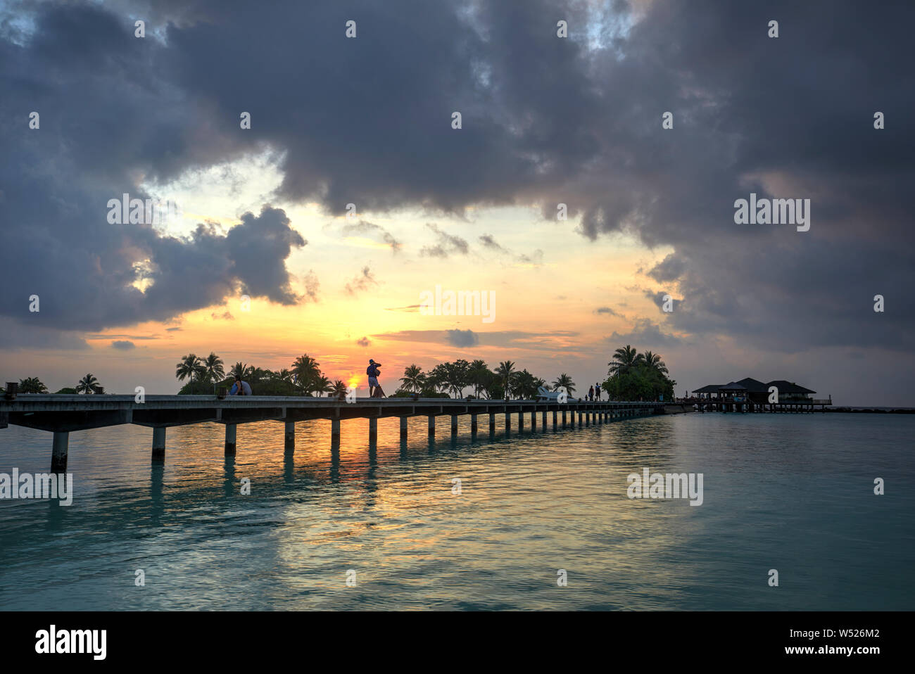 Il Footbridge di Paradise Island (Lankanfinolhu) al tramonto, Maldive Foto Stock