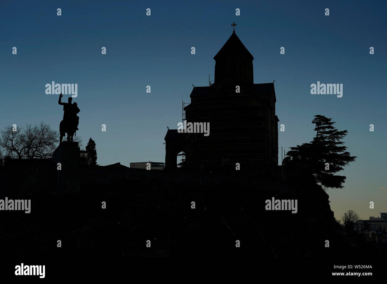 Silhouette della Chiesa di Metekhi di assunzione e il monumento Gorgassali nel quartiere storico Metekhi. Tbilisi, Georgia, Caucasia, Eurasia Foto Stock