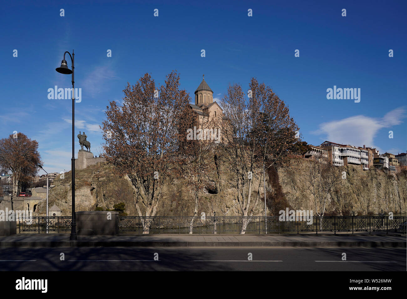 Vista sulla scogliera con la Chiesa di Metekhi e il monumento Gorgassali nel quartiere storico Metekhi. Tbilisi, Georgia, Caucasia, Eurasia Foto Stock