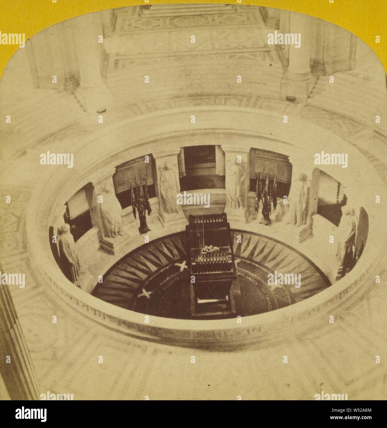 La Tomba di Napoleone I, Paris, Francia., Benjamin West Kilburn (American, 1827 - 1909), circa 1880, albume silver stampa Foto Stock