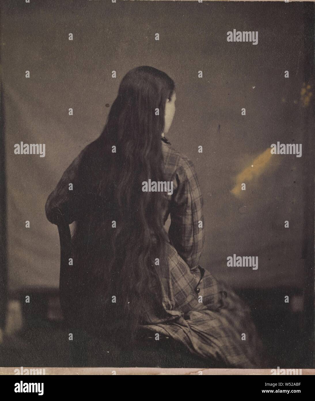 Donna con estremamente lunghi capelli seduto, torna alla fotocamera, F.K. Kittredge (American, attivo Danville, Vermont 1870s, 1870s, albume silver stampa Foto Stock