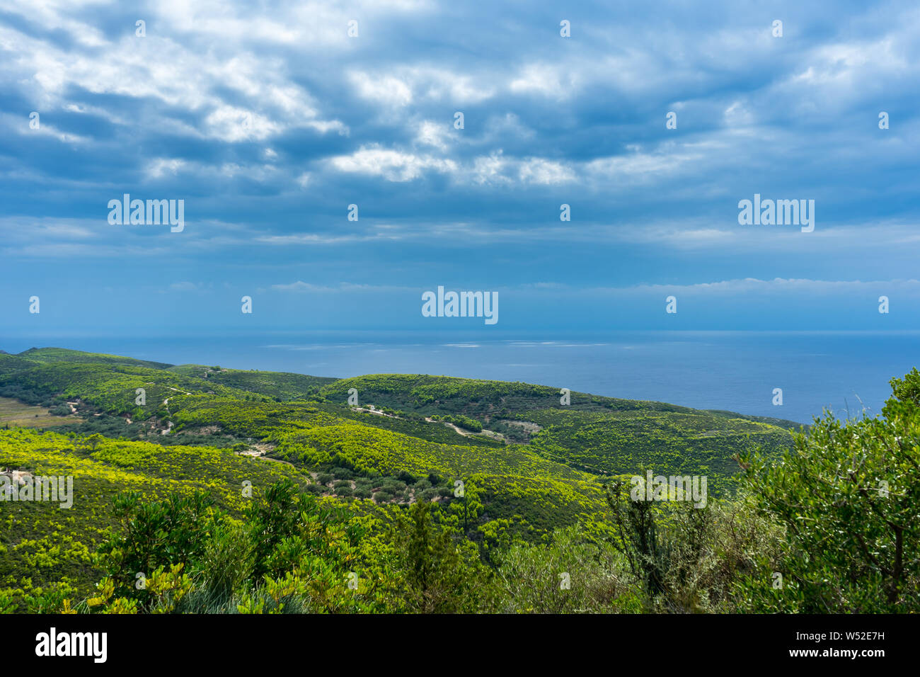 Grecia ZANTE, tempesta atmosfera su montagne verdi e blu infinito mare Foto Stock