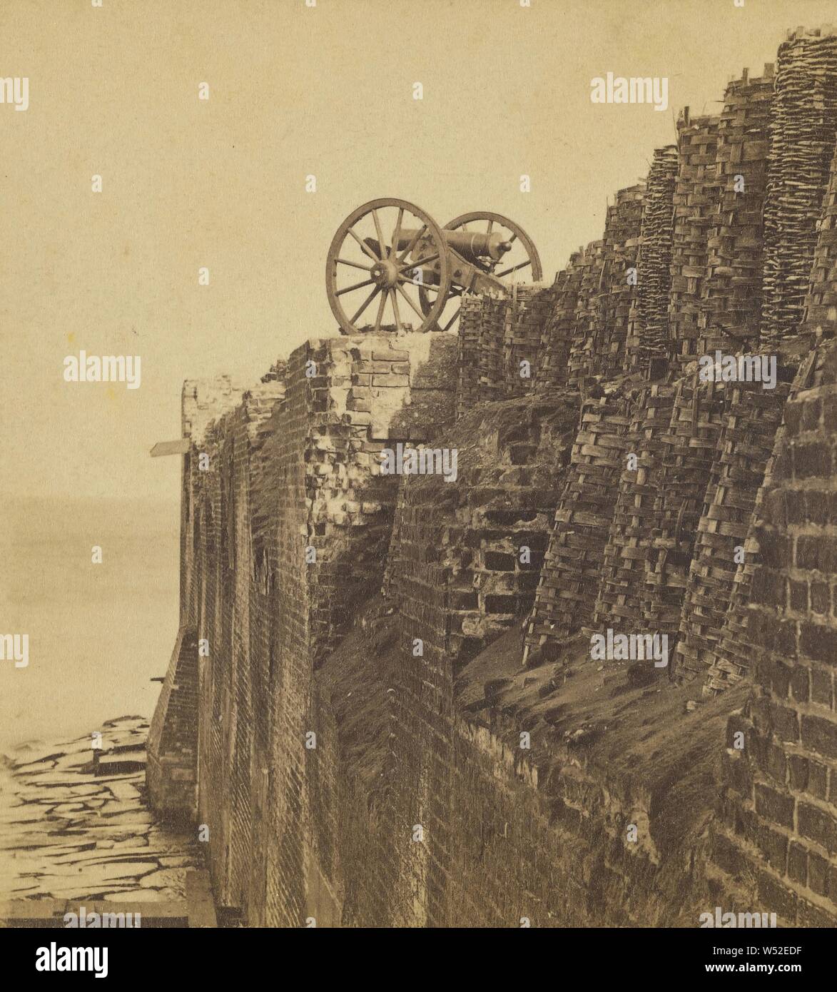 Parete Nord del Fort Sumpter., John P. Soule (American, 1827 - 1904), marzo - aprile, 1865, albume silver stampa Foto Stock