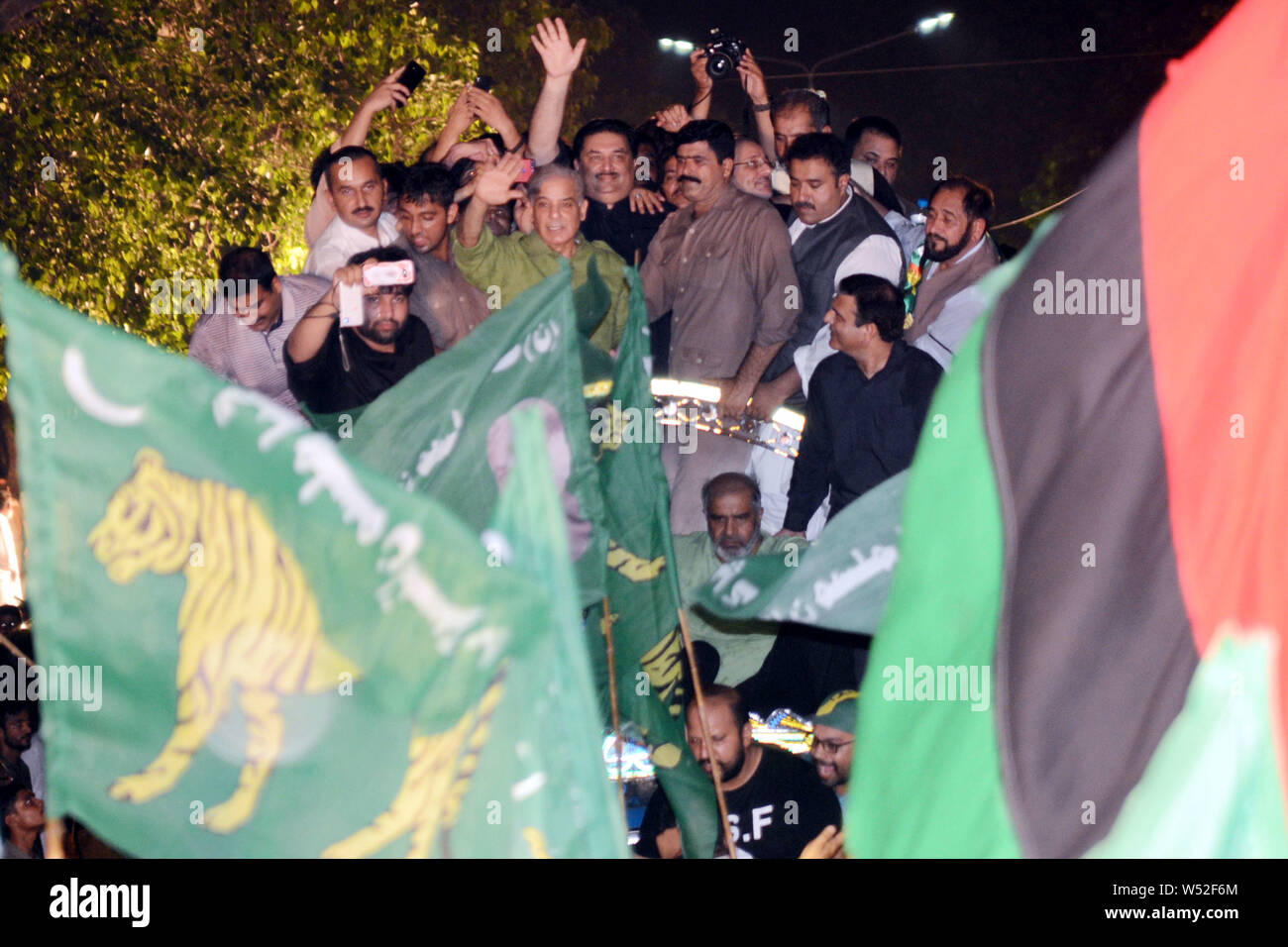 Shahbaz Sharif, Vice Presidente del Pakistan Lega Musulmana - Nawaz (PML-N) e fratello di ex primo ministro Nawaz Sharif gesti come egli parla ai tifosi durante un anti-Imran Khan protestare nel rally di Lahore. Migliaia di sostenitori di Pakistans partiti di opposizione il 25 luglio, ha avuto per le strade come hanno osservato "Giorno Nero', un anno dopo le elezioni che hanno portato il cricket-girato politico Iman Khan in potenza. Khan è stato rivolto crescente collera dai partiti di opposizione che accusano il suo governo per vacillando economia, l'inflazione e il tasso di disoccupazione nel paese. (Foto di rana Sajid Hussain/PAC Foto Stock