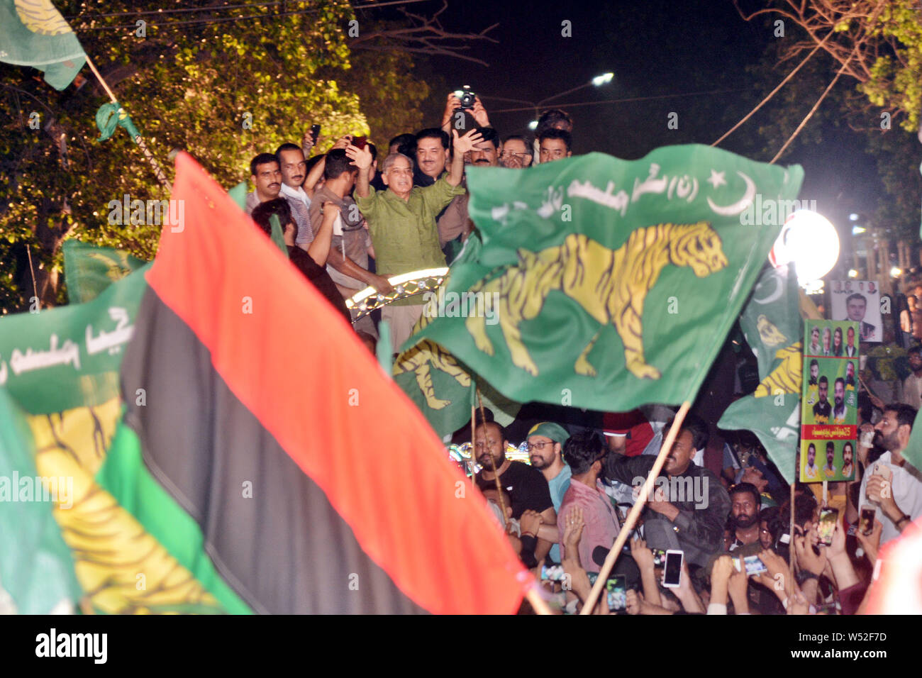 Shahbaz Sharif, Vice Presidente del Pakistan Lega Musulmana - Nawaz (PML-N) e fratello di ex primo ministro Nawaz Sharif gesti come egli parla ai tifosi durante un anti-Imran Khan protestare nel rally di Lahore. Migliaia di sostenitori di Pakistans partiti di opposizione il 25 luglio, ha avuto per le strade come hanno osservato "Giorno Nero', un anno dopo le elezioni che hanno portato il cricket-girato politico Iman Khan in potenza. Khan è stato rivolto crescente collera dai partiti di opposizione che accusano il suo governo per vacillando economia, l'inflazione e il tasso di disoccupazione nel paese. (Foto di rana Sajid Hussain/PAC Foto Stock