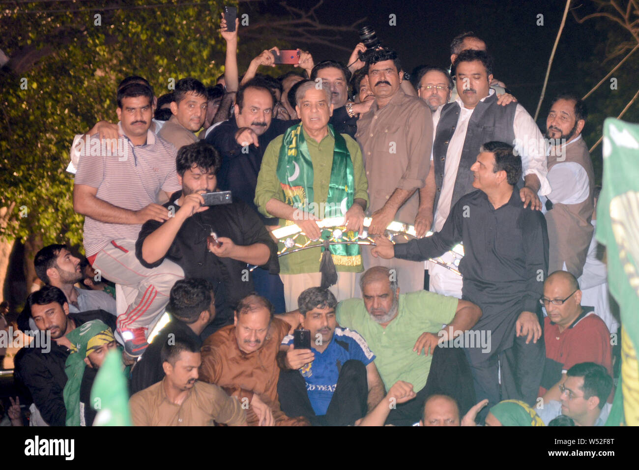 Shahbaz Sharif, Vice Presidente del Pakistan Lega Musulmana - Nawaz (PML-N) e fratello di ex primo ministro Nawaz Sharif gesti come egli parla ai tifosi durante un anti-Imran Khan protestare nel rally di Lahore. Migliaia di sostenitori di Pakistans partiti di opposizione il 25 luglio, ha avuto per le strade come hanno osservato "Giorno Nero', un anno dopo le elezioni che hanno portato il cricket-girato politico Iman Khan in potenza. Khan è stato rivolto crescente collera dai partiti di opposizione che accusano il suo governo per vacillando economia, l'inflazione e il tasso di disoccupazione nel paese. (Foto di rana Sajid Hussain/PAC Foto Stock