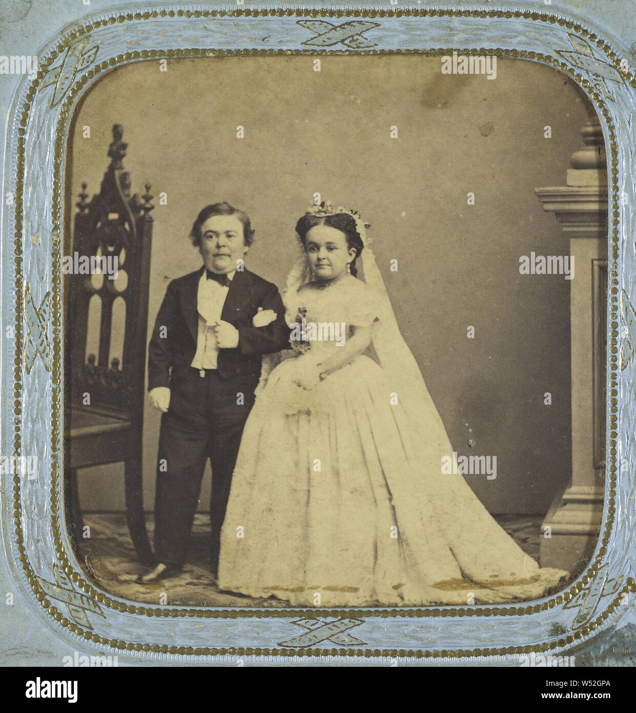 Ritratto di nozze del Generale Tom Thumb e Lavinia Warren, Charles Dauvois (francese, attivo 1860s), 1863, colorate a mano albume silver stampa Foto Stock
