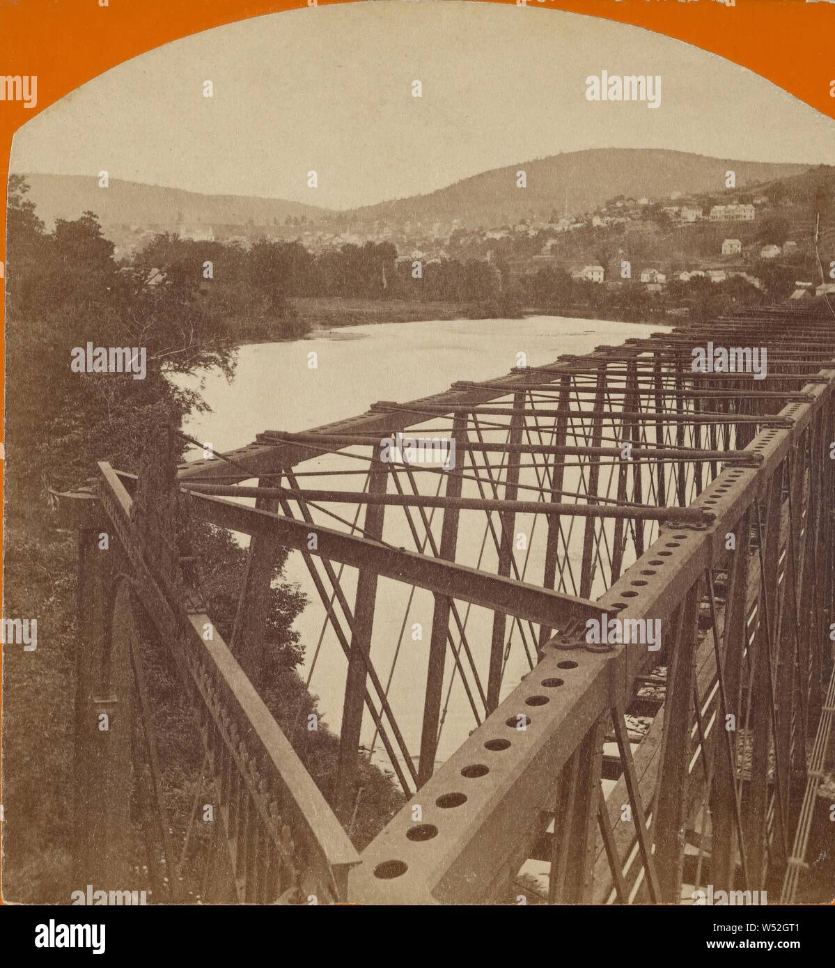 Susquehanna, Pa., e il ponte in ferro., L. E. Walker (American, 1826 - 1916, attivo Varsavia, New York), circa 1870, albume silver stampa Foto Stock