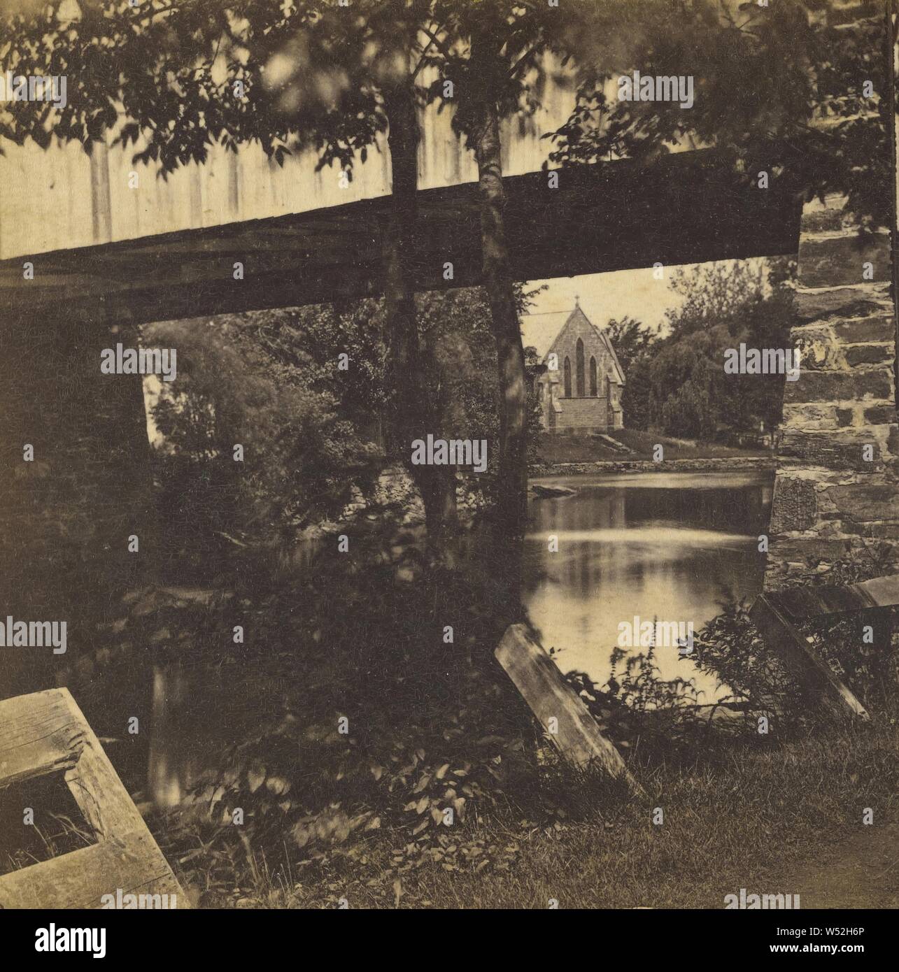 Milford. Vista da sotto il ponte ferroviario-stradale., Whitney, Beckwith & Paradise (American, 1865 - 1871), circa 1862, albume silver stampa Foto Stock