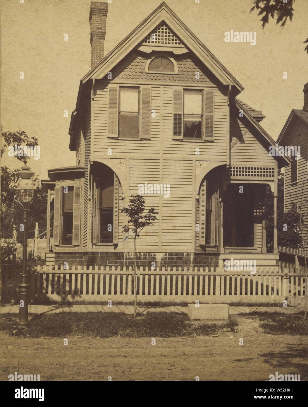 L'esterno di una casa, eventualmente a Port Jervis, New York, Sconosciuto maker, americano, circa 1882, albume silver stampa Foto Stock