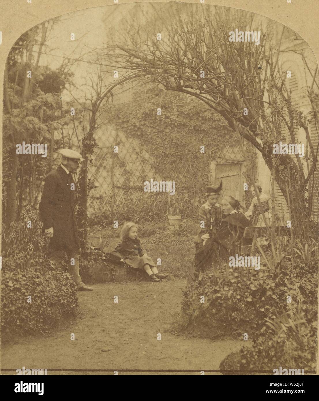 Famiglia in giardino, sconosciuto, circa 1865, albume silver stampa Foto Stock