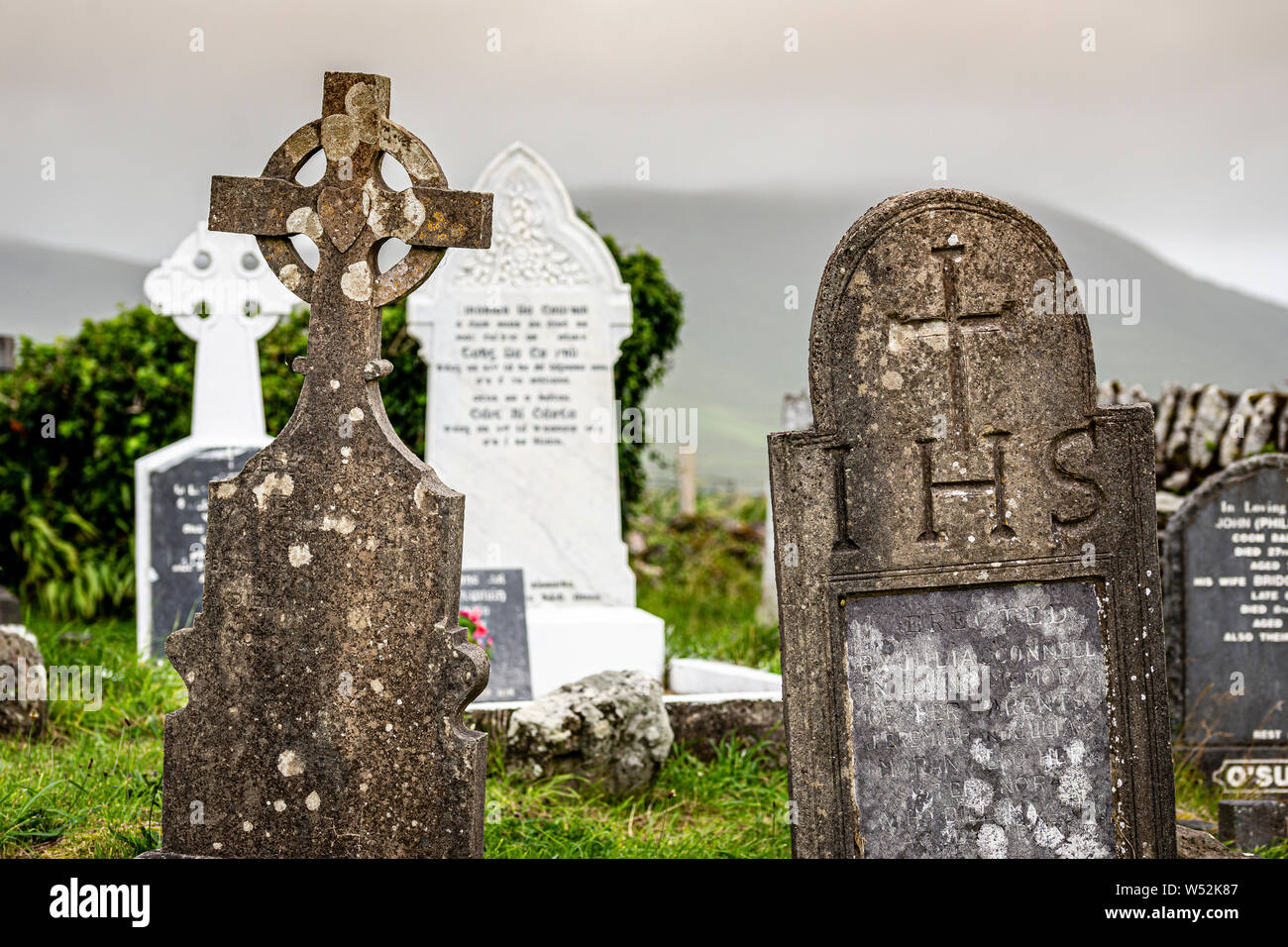 Sagrato della vecchia abbazia in rovina in Ballinskelligs, nella contea di Kerry, Irlanda Foto Stock