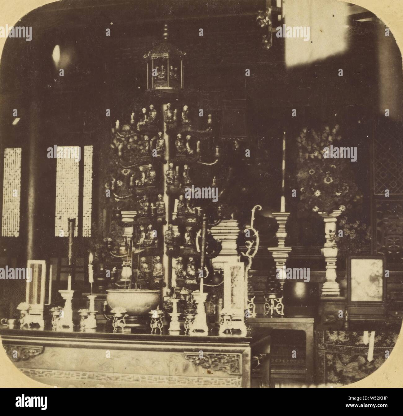 Il cantone. Candelabri prima dell'idolo di longevità, nel tempio di quel nome., Pierre Joseph Rossier (Svizzera, 1829 - circa 1883), Negretti & Zambra (British, attivo 1850 - 1899), 1858-1859, albume silver stampa Foto Stock