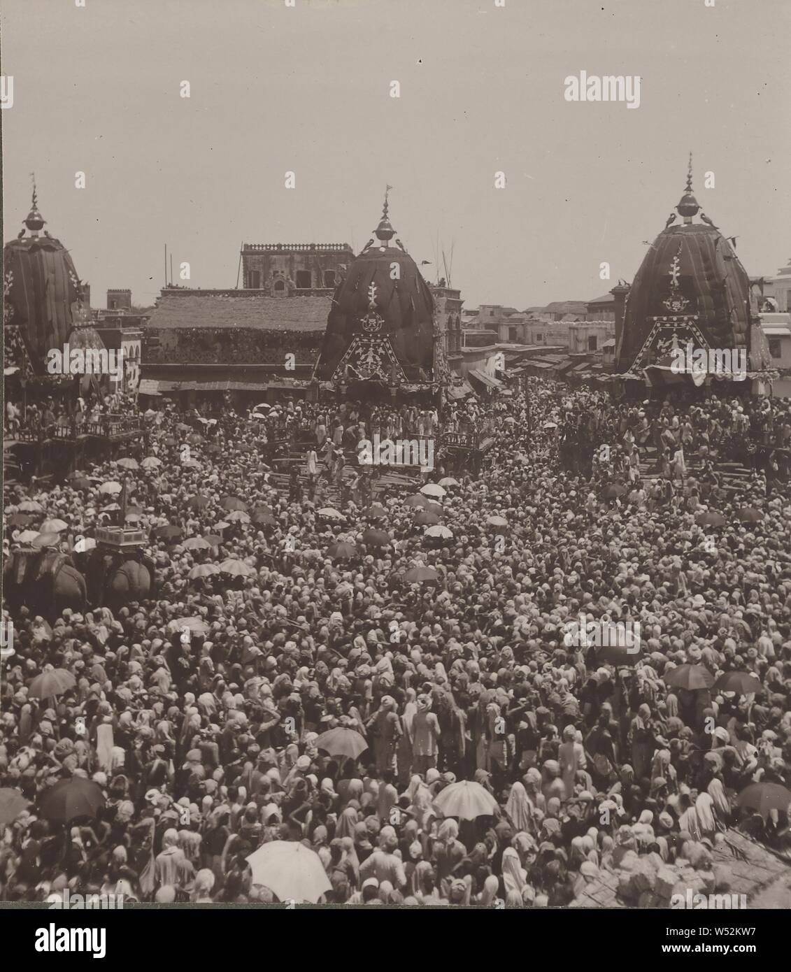 Le tre vetture della Trinità. Viz. Jagannath, Balavadra e Suvadra durante il grande festival del carrello. Il Puri, Orissa, sconosciuto, circa 1900, gelatina silver stampa Foto Stock