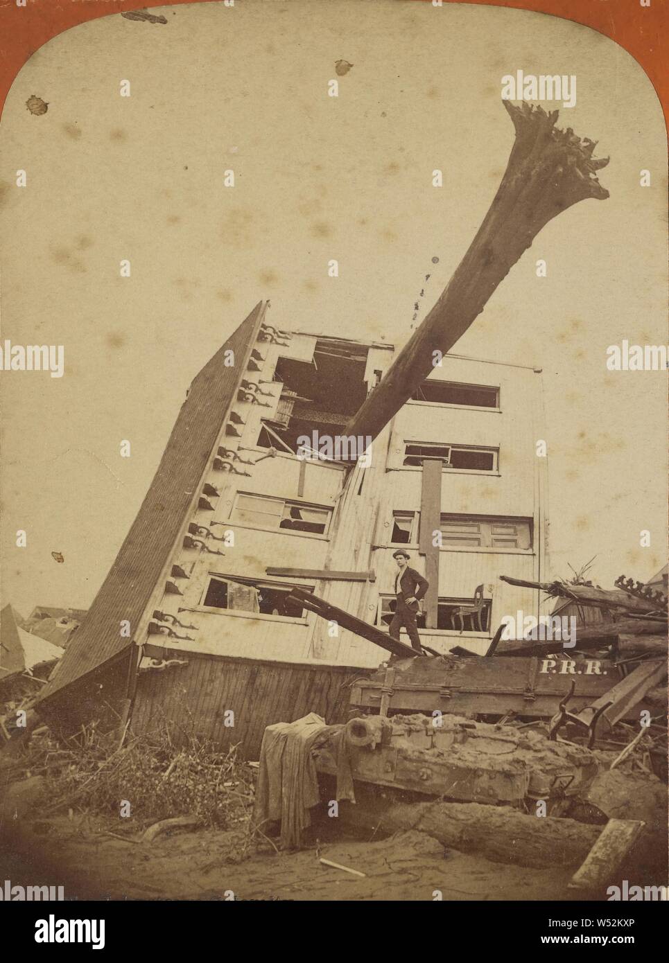 Il Johnstown calamità. Un leggermente casa danneggiata., George Barker (American, 1844 - 1894), 1889, albume silver stampa Foto Stock