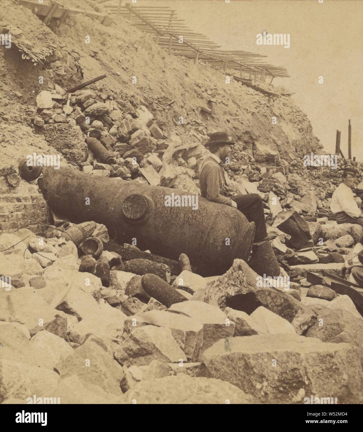 Viste di guerra. Vista di Ft. Sumpter, mostrando un mescolato massa di detriti, Shot, shell & scoppiò pistola., Sconosciuto maker, americano, Edward e Henry T. Anthony & Co. (Americani, 1862 - 1902), circa 1863, albume silver stampa Foto Stock