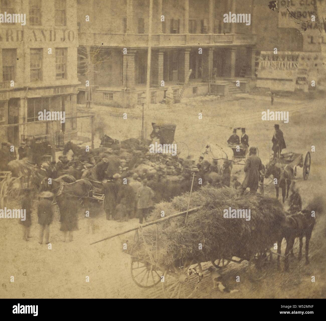 Scena folla, riempito con persone e carri trainati da cavalli, non identificato città americana, Sconosciuto maker, americano, circa 1870, albume silver stampa Foto Stock